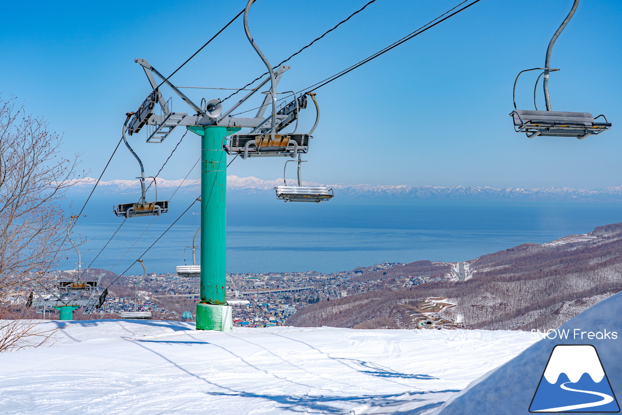 朝里川温泉スキー場｜豊富な残雪のおかげで、4月10日（日）まで営業延長中！日本海を眺めながら、のんびり春スキー＆スノーボードを楽しみましょう♪